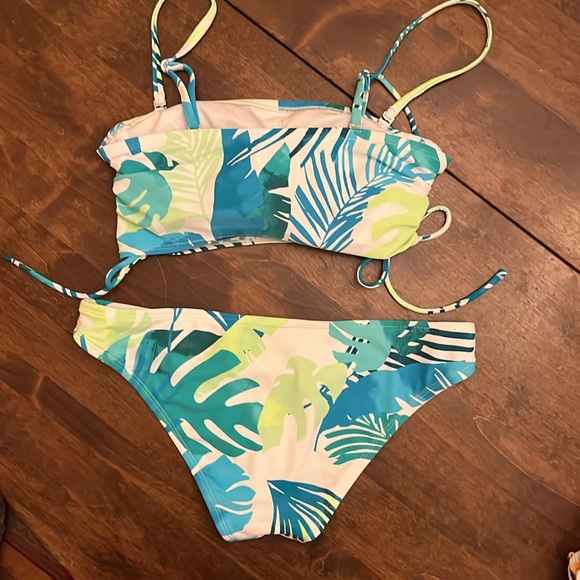 Teal and green tropical palms. - Picture 2 of 5